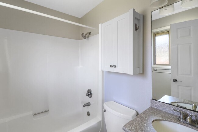 Building Photo - 3 Bed 2 Bath - Groups Per Approval - Dog Friendly - Fenced Yard