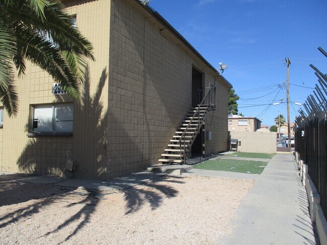 Building Photo - 2933 E Elm Ave