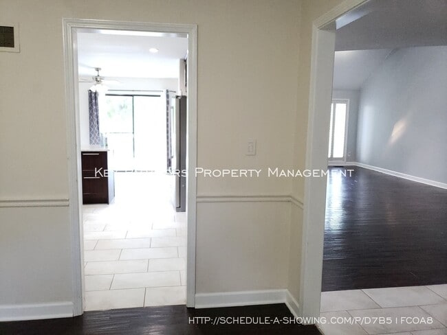 Building Photo - 8620 W 117th - SPACIOUS and Updated!
