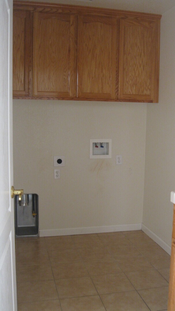 Building Photo - East Roseville, New Carpet * Paint, 2657sq...