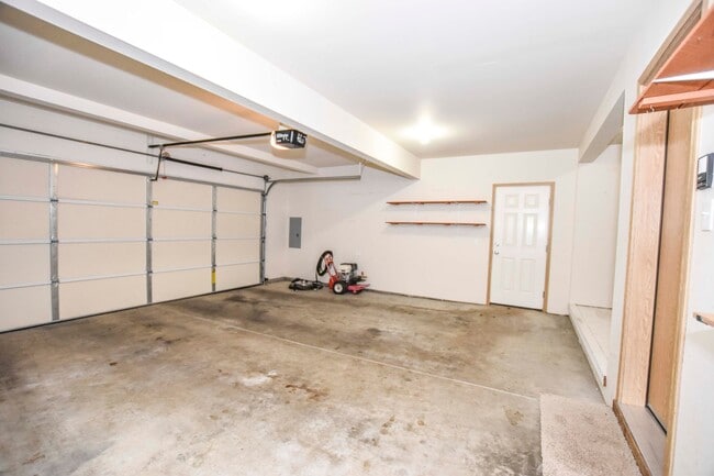 Building Photo - 2-story home on private cul-de-sac!