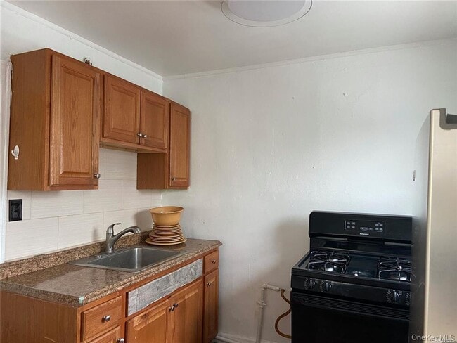 Building Photo - 215-22 112th Ave