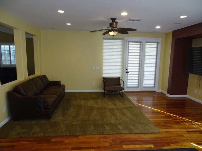 Building Photo - West Summerlin 5 Bedroom, Bed & Full Bath 1st Floor, Beauty