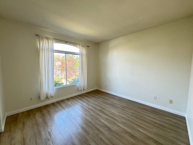 Building Photo - Beautiful 2Bd/2.5Ba Townhome in Rancho Santa Margarita w/2 Car Garage!