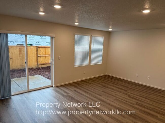 Building Photo - Great 3 Bedroom Gresham Townhouse