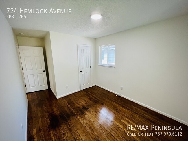 Building Photo - Completely remodeled Bungalow convenient t...