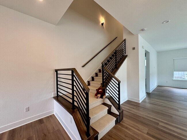 Building Photo - 706 Saddle Dr