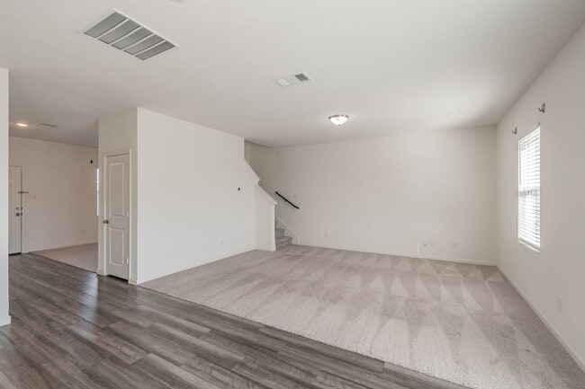 Building Photo - Like new 4 bedroom 2.5 bath in Villages of...