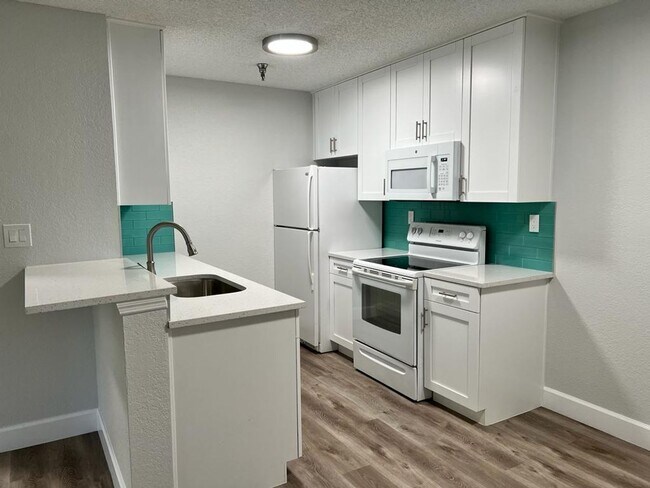 Building Photo - ? Charming 1/1 Condo in Resort-Style Community with Pool & Gym