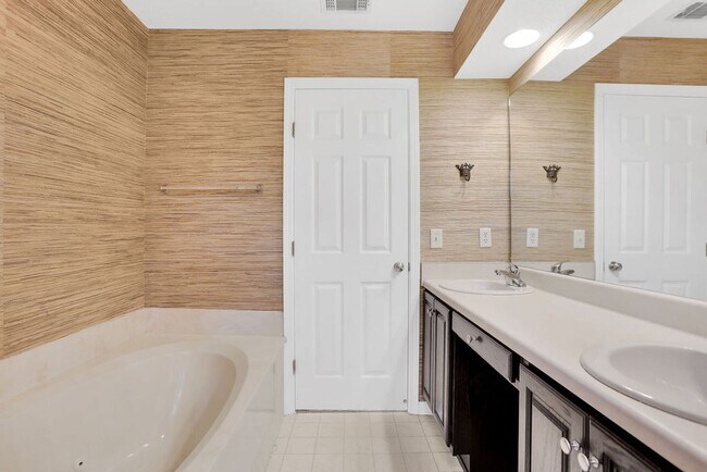 Building Photo - 3 bedroom 2.5 bath townhome in Carriage Sq...
