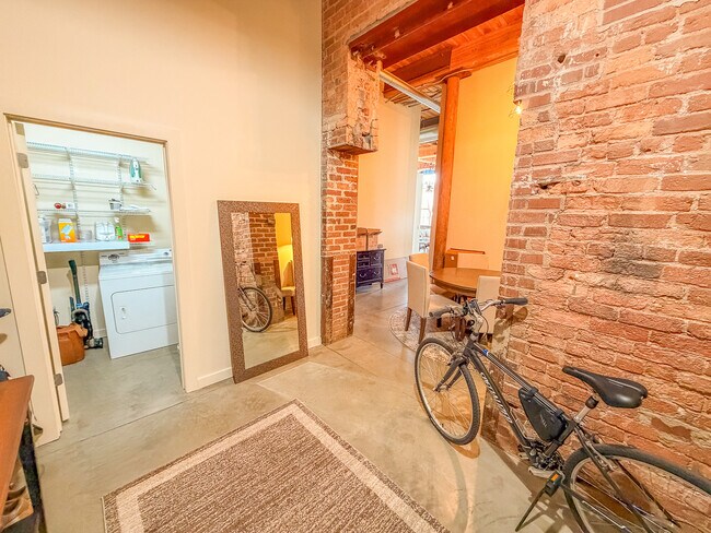 Building Photo - 400 Mills Ave