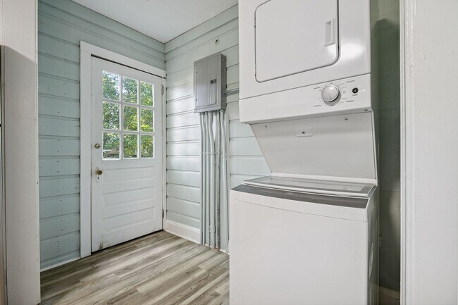 Building Photo - Charming 1 Bedroom, 1 Bathroom Duplex in O...