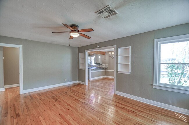 Building Photo - Charming Campus Home!