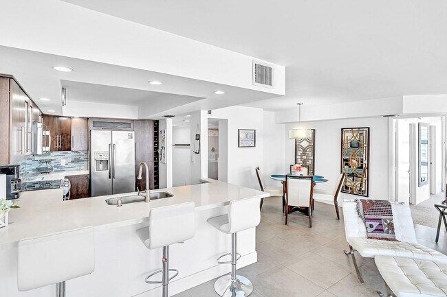 Building Photo - 525 N Ocean Blvd