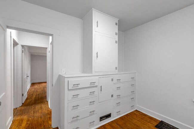 Building Photo - 2212 Snyder Ave NE