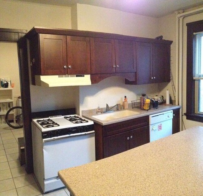 Building Photo - 411 Hawthorne Ct