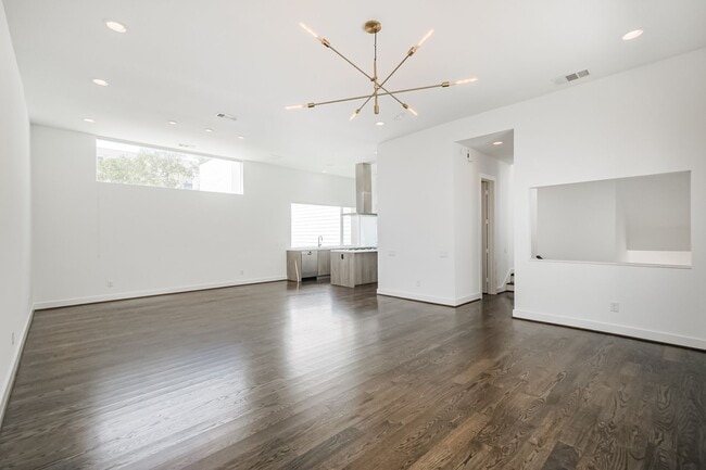 Building Photo - Welcome to this absolutely STUNNING Townhome!!