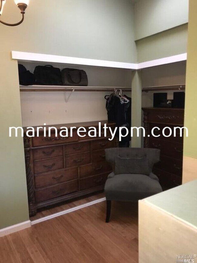 Building Photo - Gorgeous 3 bedroom 2.5 bath 2 story Townho...