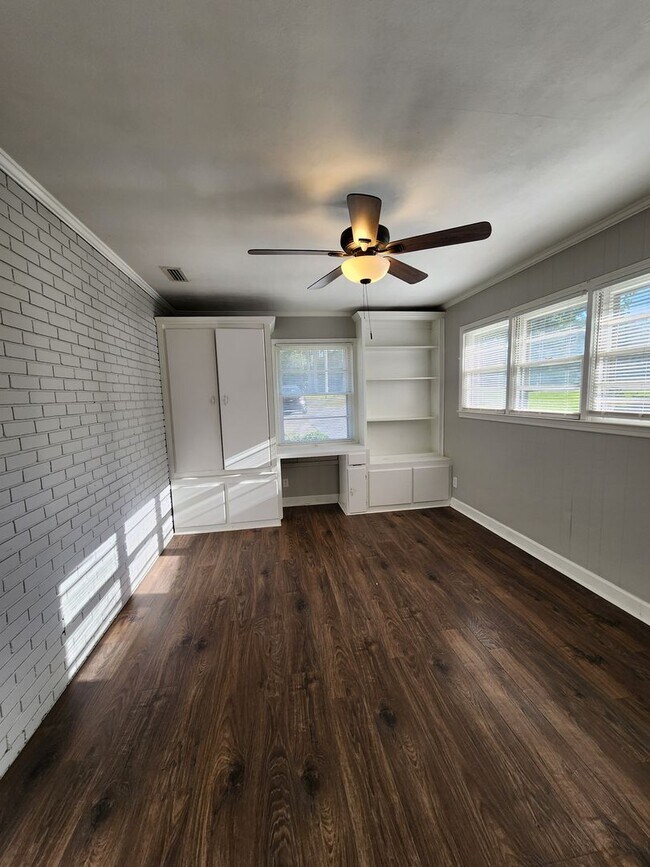Building Photo - Spacious 4BR/2BA Brick Home with Fireplace, Large Island!