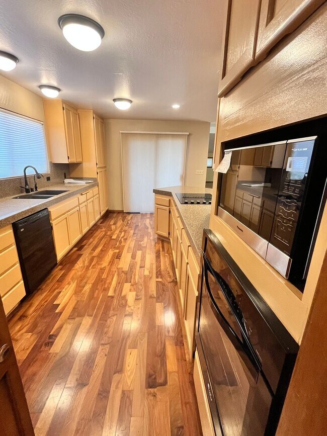 Building Photo - 6 Acres; 3 bedroom 2.5 bath plus bonus roo...