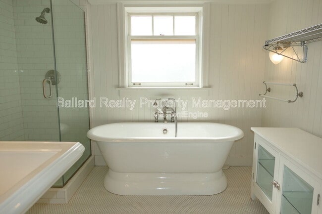 Building Photo - 3246 Conkling Pl W