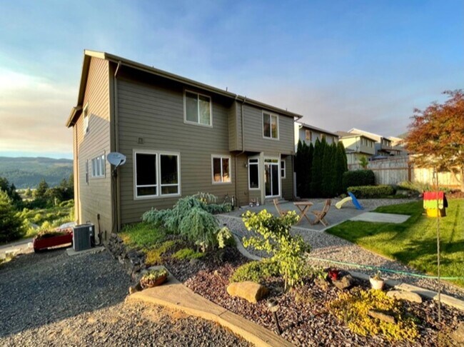 Building Photo - Application Pending - 4 Bedroom Home For R...