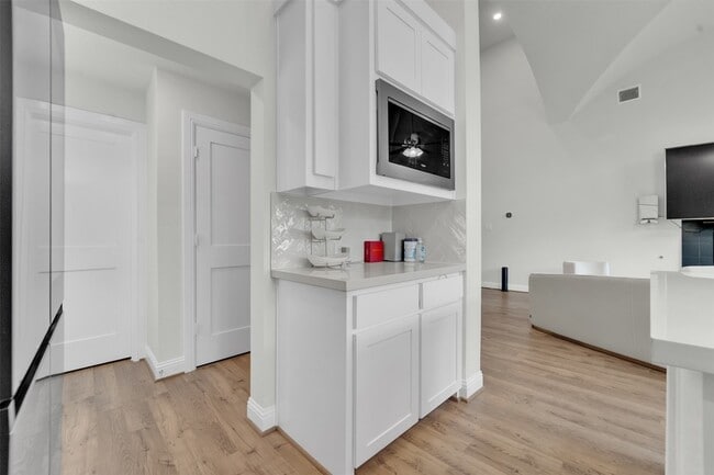 Building Photo - 3520 Helios Ln