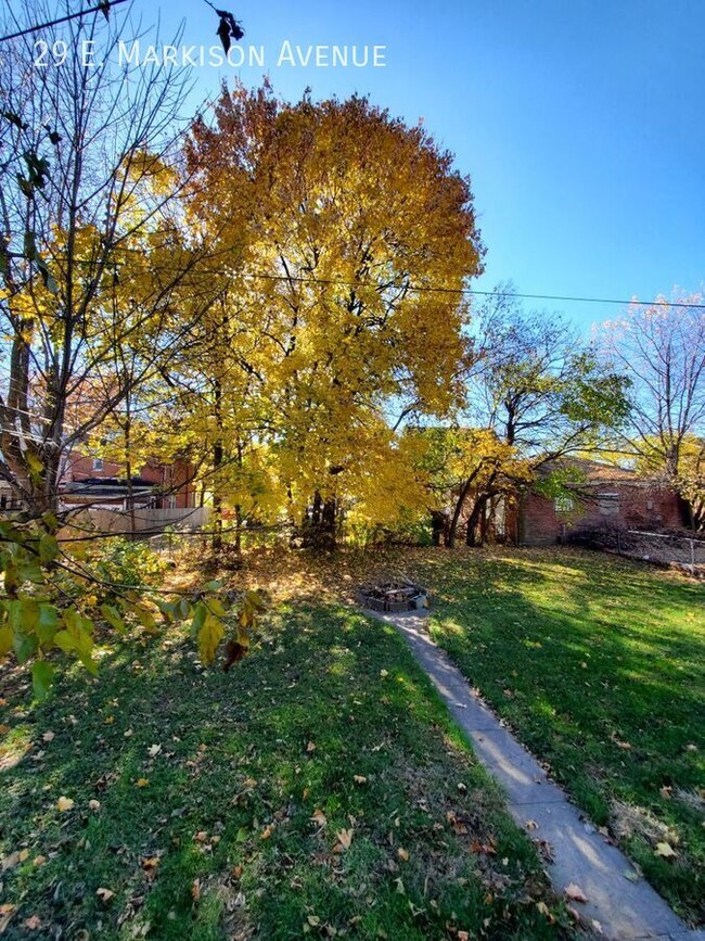 Building Photo - Spacious Townhome with Original Features A...