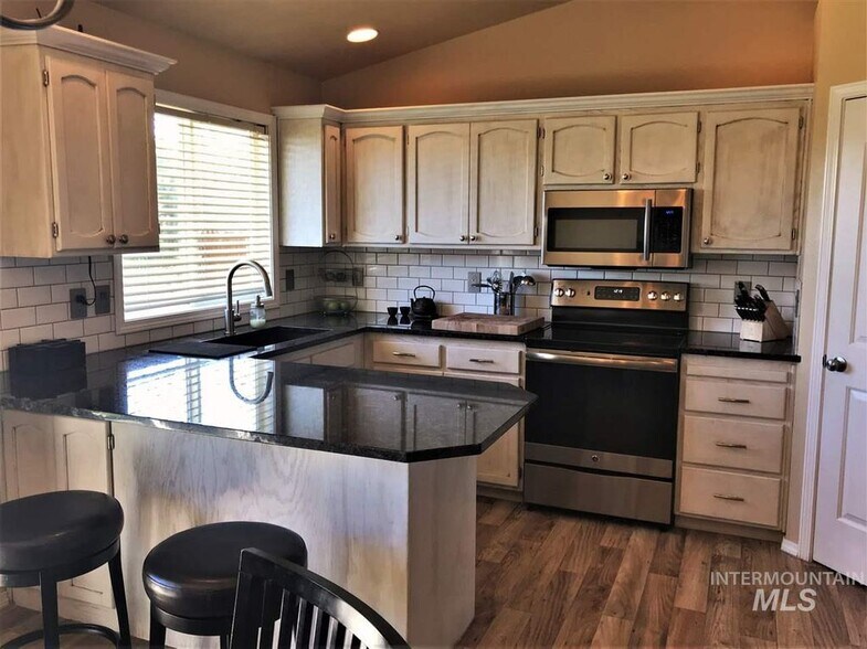 Building Photo - 5008 N Rothmans Ave