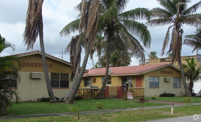 Building Photo - 2111 Roosevelt St