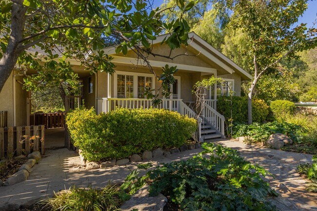 Building Photo - East End Hideaway