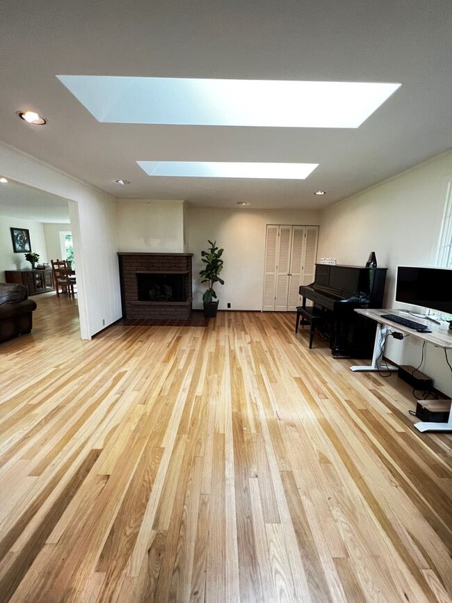 Building Photo - CLICK "REQUEST A TOUR" NOW!