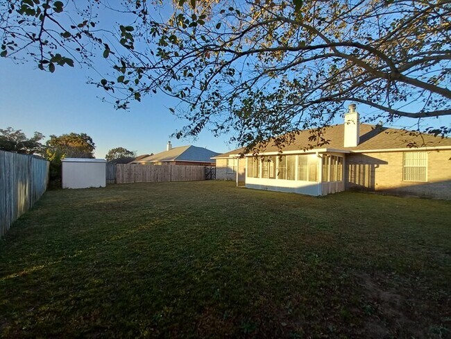 Building Photo - Large 3/2 Family Home that is Conveniently located off Blue Angel PKWY