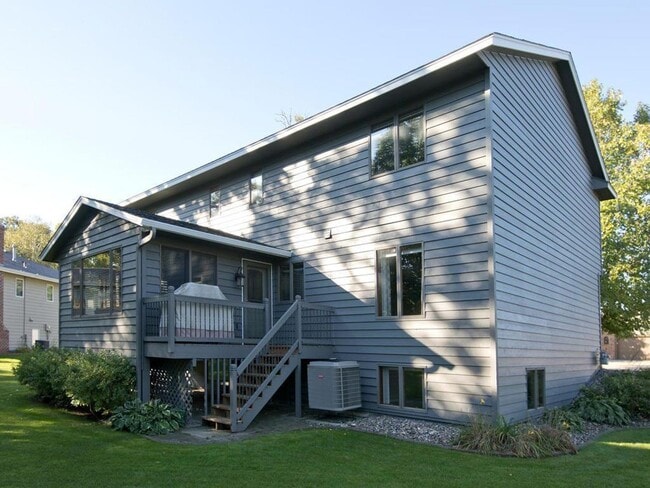 Building Photo - Elegant 2-Story has 4 BRs on Upper Level, Office, 2 Family Rooms, Fireplace & More!