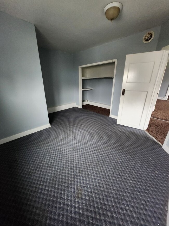 Building Photo - Lower 2 bedroom unit