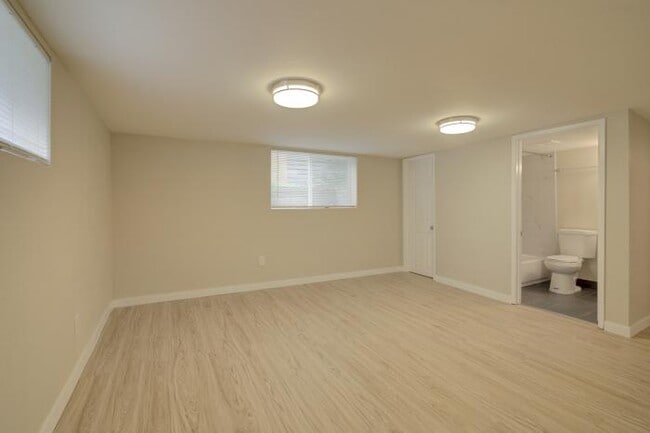 Building Photo - 5 bedroom in Seattle WA 98105