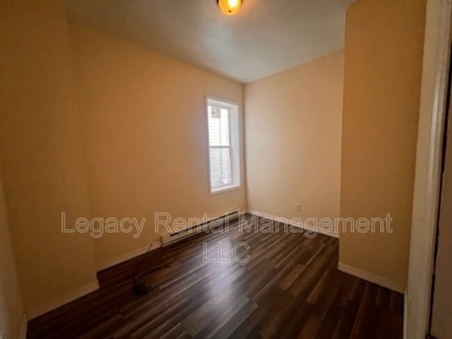 Building Photo - 116 E Broad St