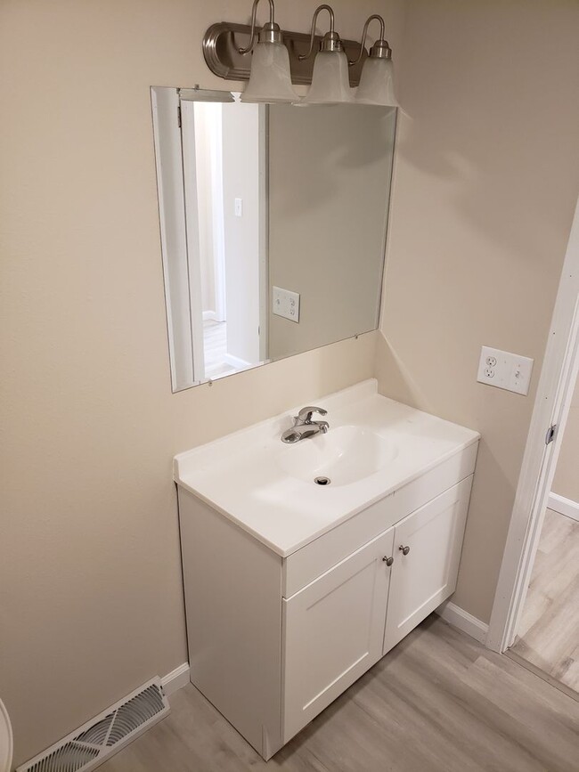 Building Photo - SPACIOUS 3 BEDROOM 2 BATH AVAILABLE NOW!!
