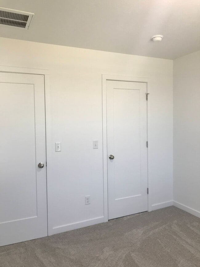 Building Photo - Executive Rental - 4 Bedroom 2 Baths
