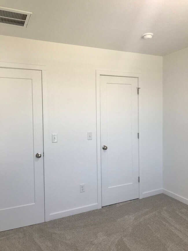 Building Photo - Executive Rental - 4 Bedroom 2.5 Baths