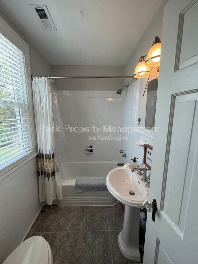 Building Photo - 3514 Montrose Ave