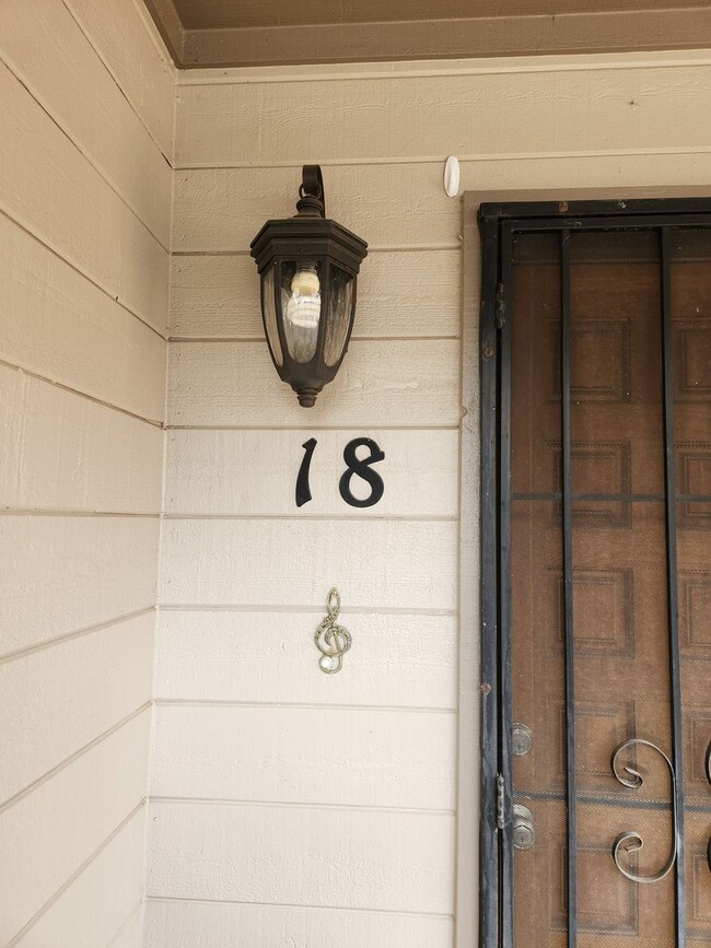 Building Photo - Charming 2-Bedroom Townhome in Country Clu...