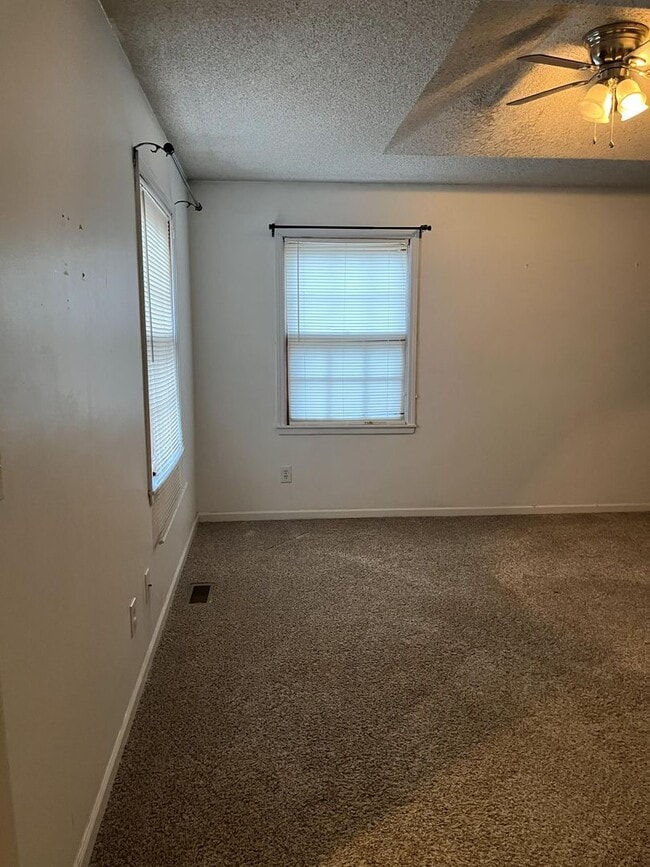 Building Photo - 3 bed 2.5 bath townhome off Bob Billings!