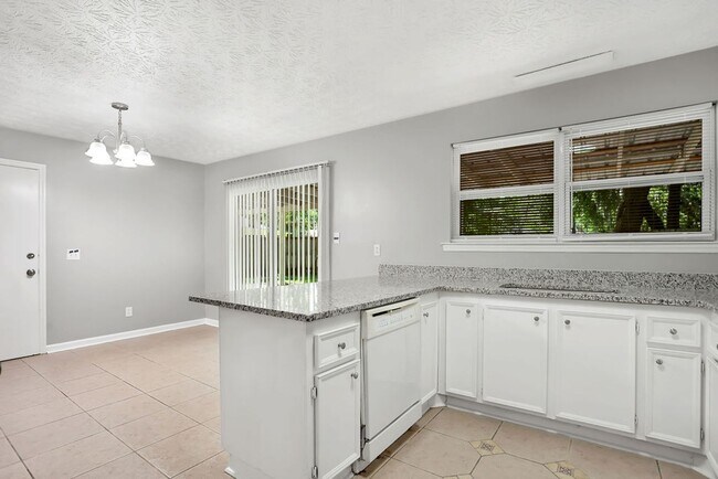 Building Photo - 3 bedroom 2 bath home in Village Green