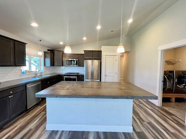 Building Photo - Modern 4 Bedroom Rambler in Ellensburg