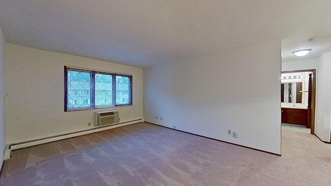Building Photo - Lower 1 Bedroom 1 Bathroom Apartment is Available