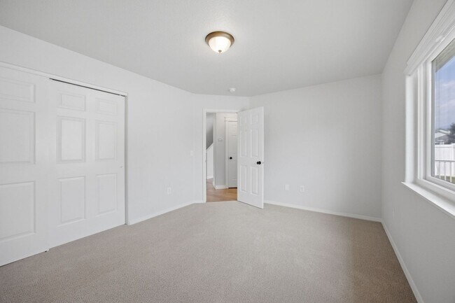 Building Photo - 2704 Stratford Ln