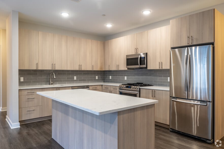 2BR, 2BA - 1,200SF - Kitchen - Fortune Square