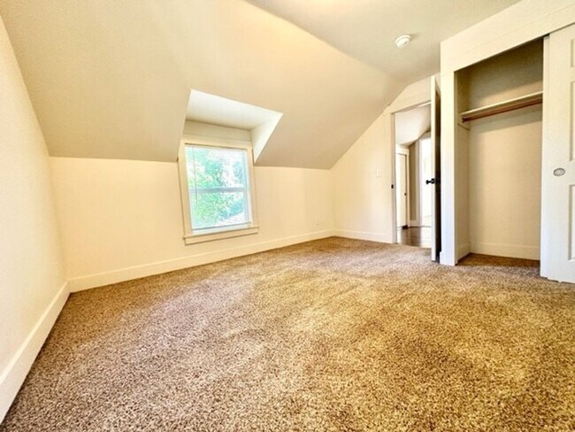 Building Photo - 839 Rio Chico Way