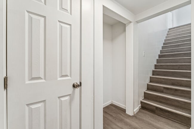 Building Photo - 913 1/2